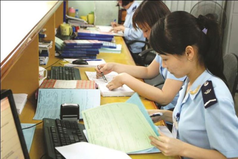 Cán bộ hải quan xét duyệt bộ hồ sơ nhập khẩu