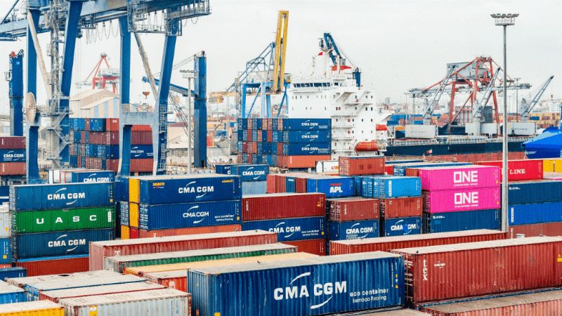 Tại cảng xếp hàng và dỡ hàng người mua bán cũng phải trả thêm một số loại phí